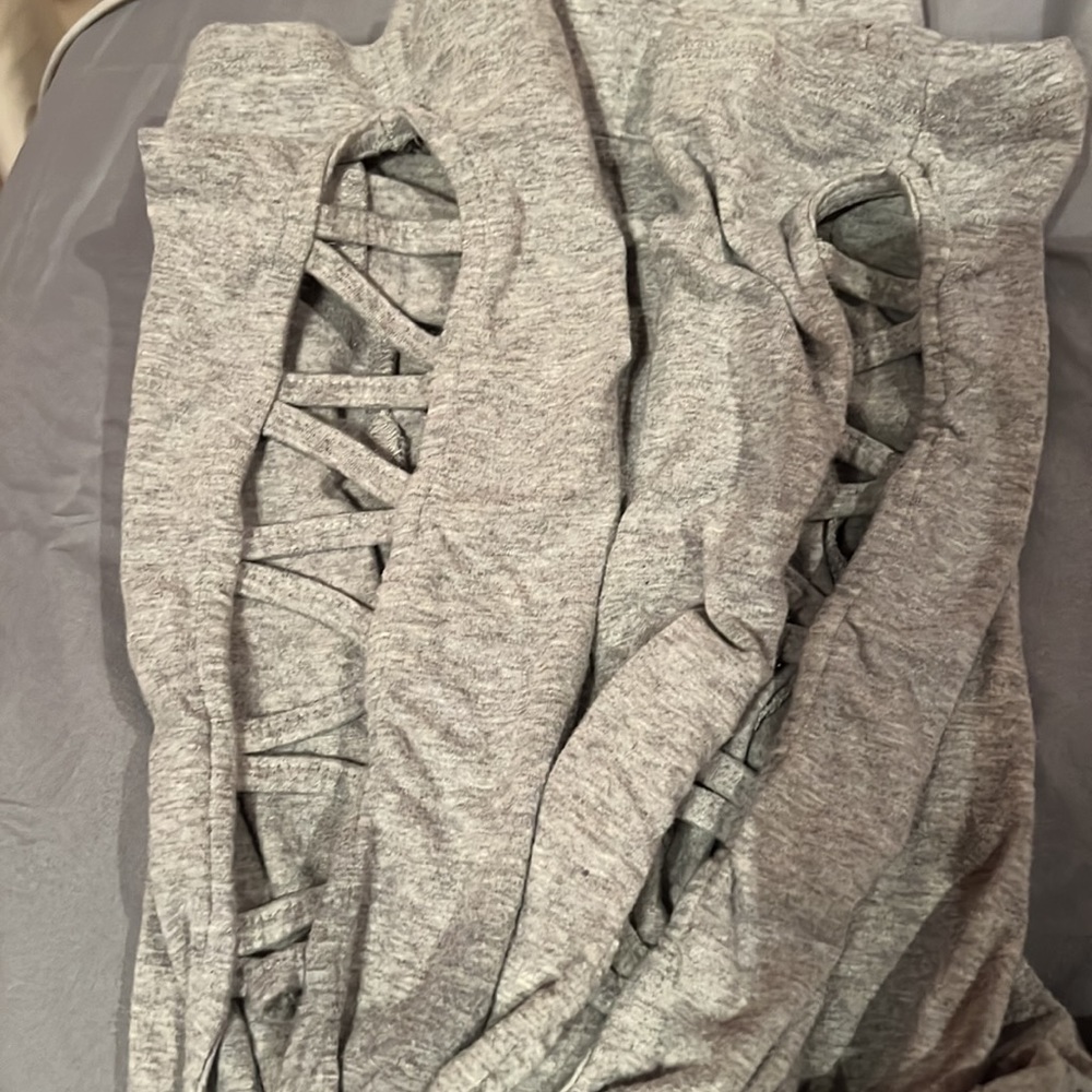 Grey leggings and a cross pattern at the ankle